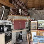 Couette-café Affordable With Bbq 5 Min Drive From Lucy